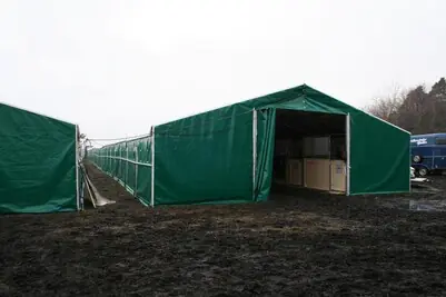 Stallzelteingang